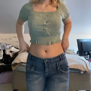 Grön sommartopp - Grön topp med gulliga detaljer 