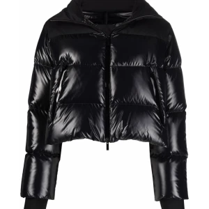 Skit snygg Moncler jacka!! - Har haft den i snart två år och funkar som ny. Helt rosa inuti. Kort, själv är jag 163 och den sitter vid midjan. Modellen är PUFFER❤️ KÖPT FÖR 10500 