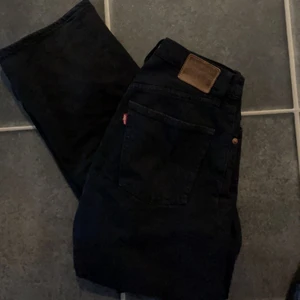 Levis jeans svarta - Säljer mina levins jeans pga för liten storlek, 