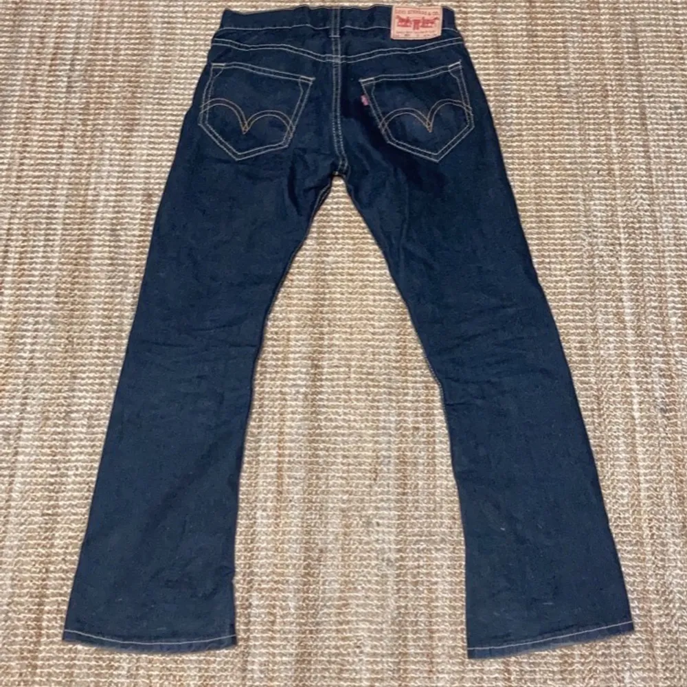Tvär acho Levis 907 jeans, fet drain stil på dem. Finns mer bilder bara fråga. Bootcut och riktigr feta. Är 181 men passar allting verklogen saga dem eller inte dem kommer sitta snyggt ändå.  Fraktas ej bara Göteborg! . Jeans & Byxor.
