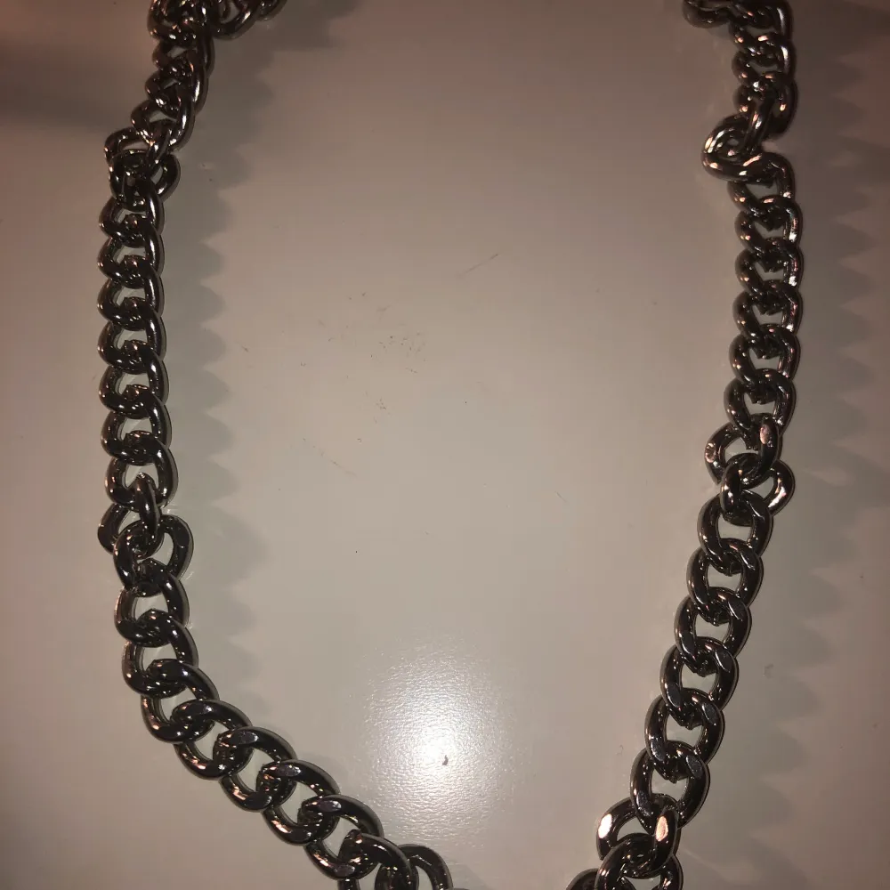 Säljer denna kedja som man kan använda som tex byxkeja och halsband! Kom privat vid intresse 💕. Övrigt.