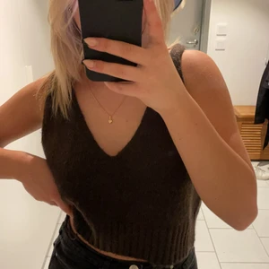 Stickad topp - Stickad topp från Gina. Knappt använd. Storlek L men sitter som S/M. Köparen står för frakt🤎