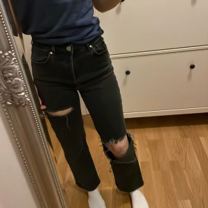 Jeans i storlek 38 - Är i bra skick och har enbart används några gånger. De är korta i längden för mig som är 165 cm lång