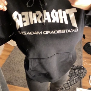 Hoodie från Thrasher - Bekväm hoodie i storlek S och den sitter som en S ska! Använd ett fåtal gånger och även den är som ny. 