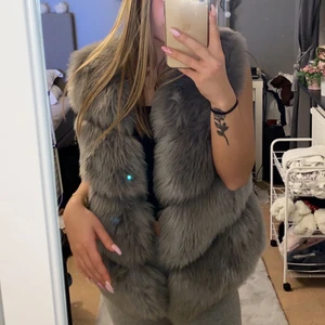 Pälsväst - Säljer min pälsväst som endast är använd en gång för fotografering, kommer ej till användning och pris går även o diskutera 🤍 FAKE PÄLSK