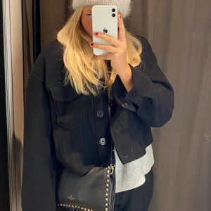 Jacka  - Jättefin jacka från nakd, använd fåtal gånger. I strl 40 men mer som 38 💓 400kr