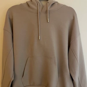 Hoodie - Beige hoodie från only. I väldigt bra skick! 