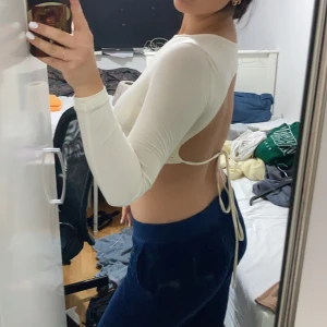 Cremevit topp 🕊 - Säljer denna supergulliga cremevita toppen med öppen rygg och snörning. Den är i storlek L, dock är den ganska liten i storleken, så passar M och S skulle jag säga. Kontakta mig gärna vid funderingar <3 