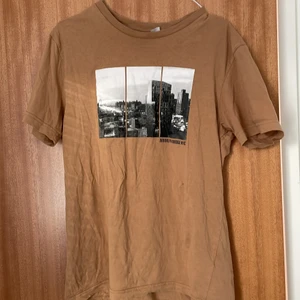 T-shirt  - Den passar inte mig längre! För liten! Helt ny! Har använt den bara 5 gånger! Bra skick! Snabb leverans 