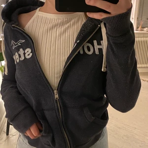 Zipup  - hollister zipup-kofta🤍 Mycket bra skick, en aning nopprig. Frakt tillkommer😊 Meddela för fler bilder eller frågor 🤗🤗