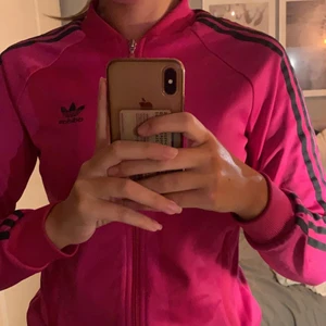 Adidas tröja, vintage  - Säljer en gammal model av min rosa adidas tröja, köpte den här på plick förra året, men kommer inte till användning längre. St38 sitter som en 36 också 