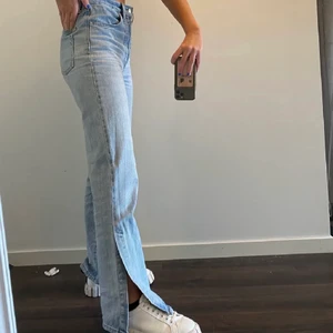 Jeans med slits - Ljusa jeans med slits från topshop i storlek w28 l32. Skulle säga att de motsvarar en storlek S-M