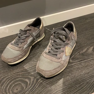 Philippe Model skor  - Säljer mina gråa Philippe model skor! Finns både karton och dustbag men tyvärr inget kvitto från köpet:/ Buda💕💕 Skorna är i storlek 36 men passar även 37!