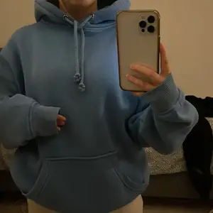 En fin blå hoodie från Bikbok i st XS men den är oversize i storleken. Den är använd få gånger och jag säljer för att den inte kommer till användning längre!💙 (Denna färg säljs inte på Bikbok längre)