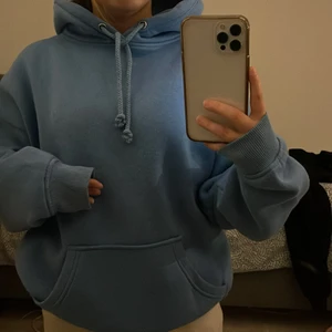 Hoodie - En fin blå hoodie från Bikbok i st XS men den är oversize i storleken. Den är använd få gånger och jag säljer för att den inte kommer till användning längre!💙 (Denna färg säljs inte på Bikbok längre)