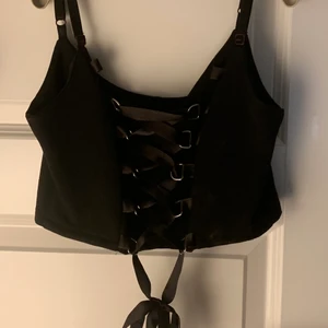 svart corset topp  - väldigt fin, köpt secondhand men själv har jag knappt haft på mig den <3