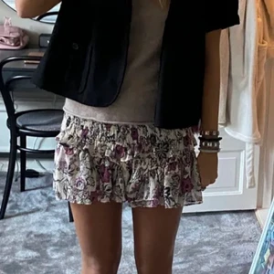 Kjol från zara  - Säljer min jätte fina kjol från zara då jag har köpt i en ny storlek💕💕 Säljer direkt för 340, första bilden är lånad💕