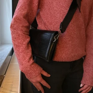 Carin Wester väska svart - ✨Svart väska som inte kommer till användning, då jag har en likadan. Väskan är helt i nyskick(nypris 399kr) och det tillkommer en smalare axelremm.✨Swish används!