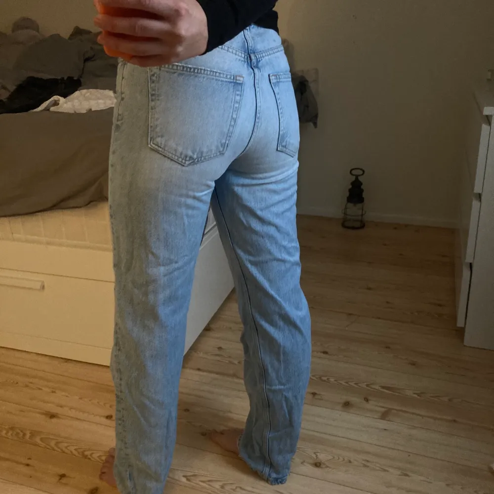 Ljusblåa raka jeans från Gina. Köpta för 600kr. Storlek 34, gillar dessa jeans jättemycket men säljer då de är alldeles för små för mig i midjan! Säljer för 180 + frakt! Skriv för mer info❤️. Jeans & Byxor.