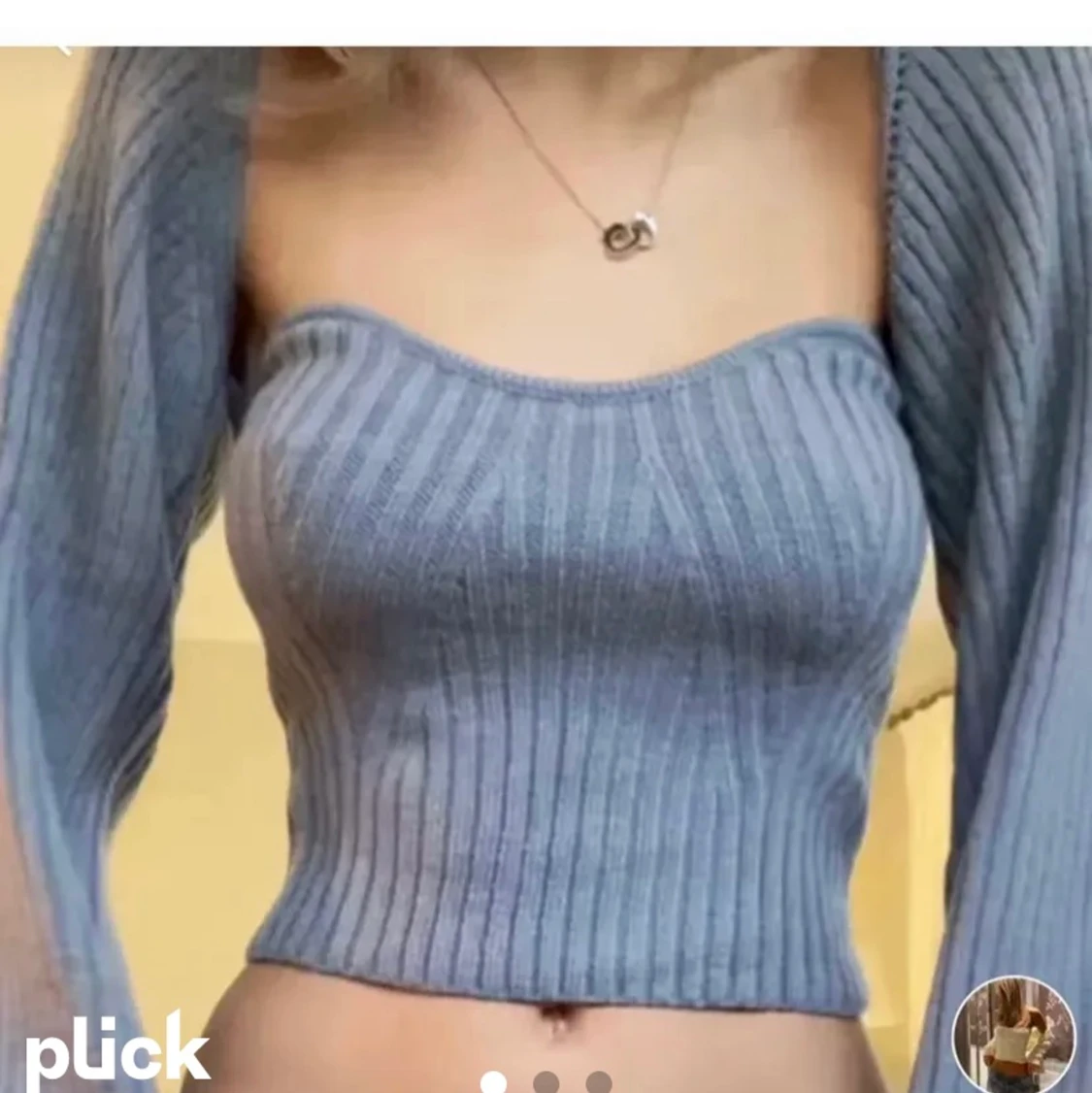 grå stickad topp och kofta