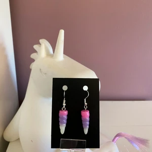 Unicorn örhängen - Unicorn earrings, handmade, resin. Brand new