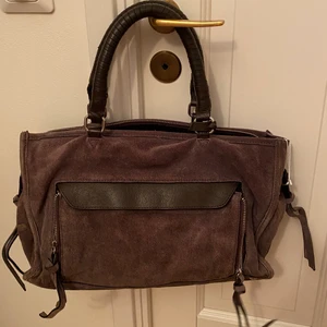 Väska - Rymlig, använt skick men fungerar som den ska. Köpt på sellpy, aldrig använd av mig. Sjukt snygg!