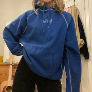Hoddie  - Skitsnygg blå hoddie, äkta Polar, kommer inte till användning!!!!!! Men älskar verkligen färgen! Storlek S men sitter snyggt och oversized. Köparen står för frakt<3 Vid fler intereserade blir det budgivning och uppdaterar priset efter högsta bud! 💓💓💓