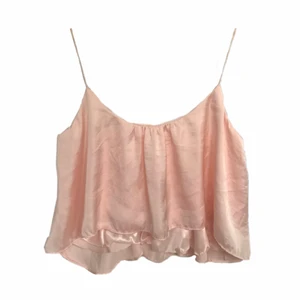 vintage linne - rosa linne som är superfint och i vintagestil💗 har tyvärr så många rosa linnen så måste tyvärr sälja detta, passar xs - s💕