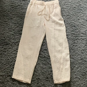 Ljusbeigea linnebyxor  - Jättefina linne byxor i en ljusbeige färg. Älskar dessa jättemycket men tyvärr är de lite för korta på mig. Jag är 169 och skulle säga att de passar någon som är 166 och nedåt. De är i storlek s men det finns snören så passar xs också. Köpte dem i somras och har inte använt särskilt mycket. Skicket är som nytt utan ett enda märke/hål. Jag står för frakten.