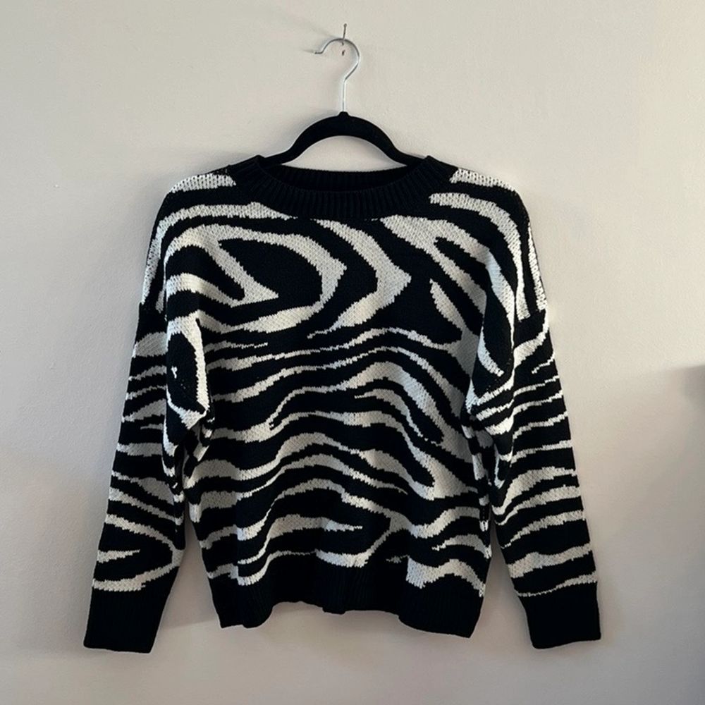 (Gratis frakt)Så snygg stickad tröja med zebra mönster!! I mycket bra skick, bara provad!!🖤. Tröjor & Koftor.