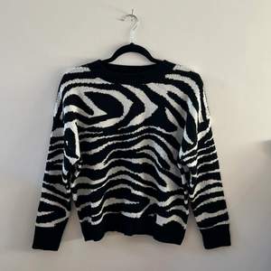 (Gratis frakt)Så snygg stickad tröja med zebra mönster!! I mycket bra skick, bara provad!!🖤