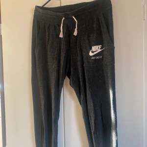 Nike byxa - Säljer dessa mjukisbyxorna från nike. Storlek S. 70kr + frakt 66kr