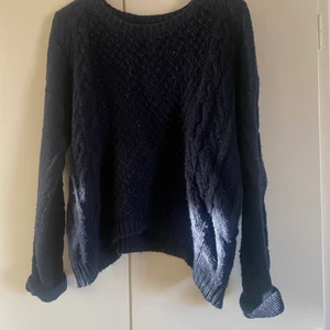 Stickad tröja - Säljer denna marinblå stickade tröja från bikbok. Storlek S. 50kr + frakt 66kr. 