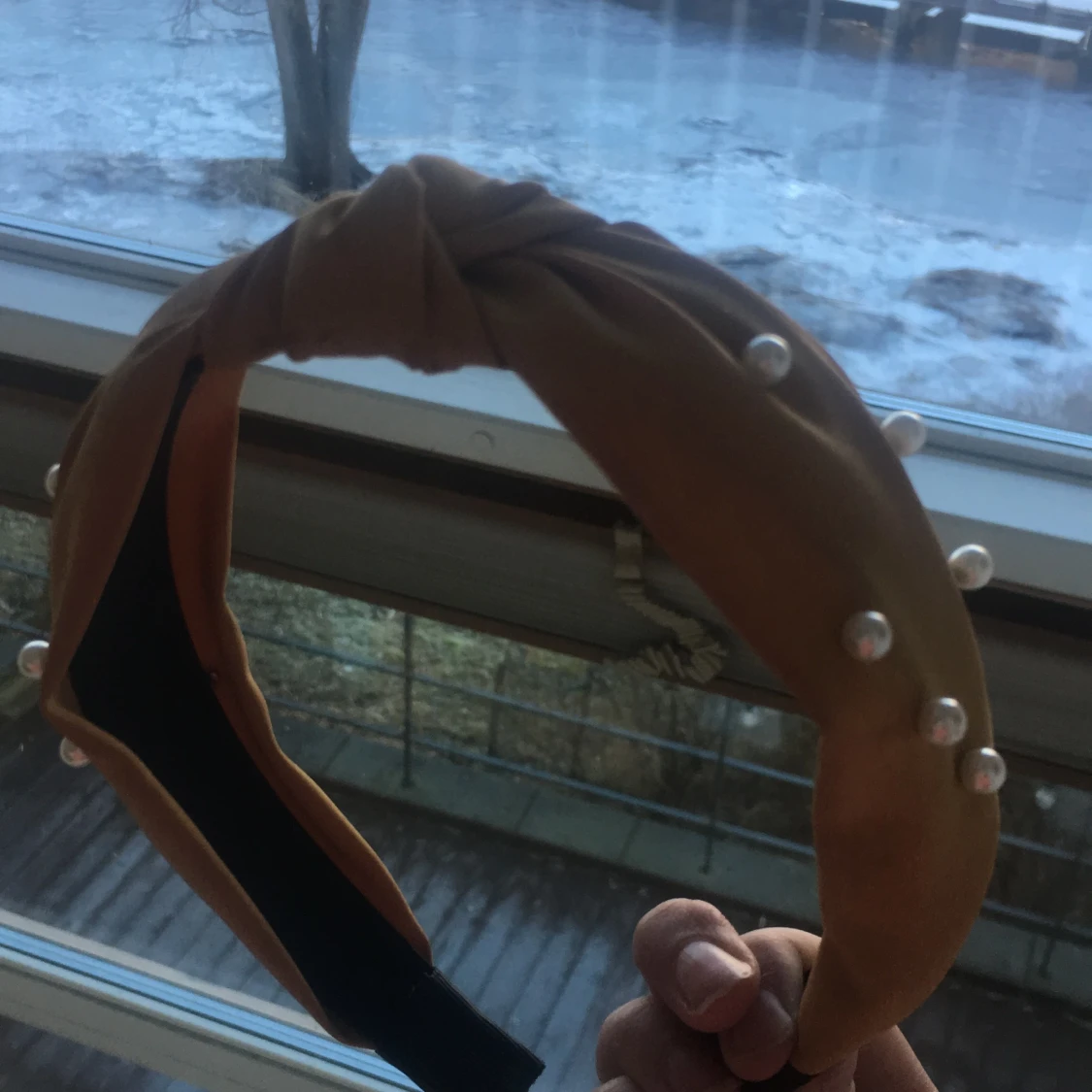 Gult diadem med glansiga vita pärlor på - 91