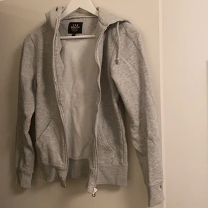 Grå zip hoodie - En ljusgrå zip up hoodie som blivit för liten för mig, priset är diskuterbart!