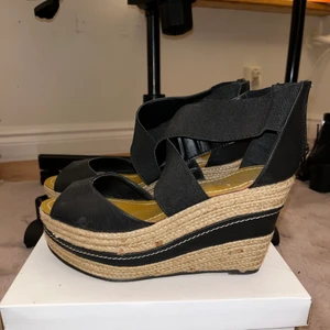 Klackar  - Använd ett par gånger mensen knyt används längre så säljer den ifall det är någon som vill ha:) Hör av dig om du är intresserad 💗