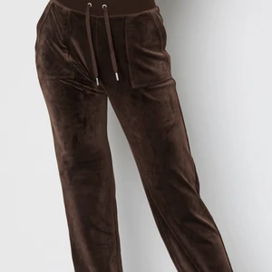 Juicy Couture Byxor  - Har bestämt mig för att sälja mina bruna Juicy Couture byxor i strl XS💖💖Bra skick, hör av dig till mig för fler bilder☺️