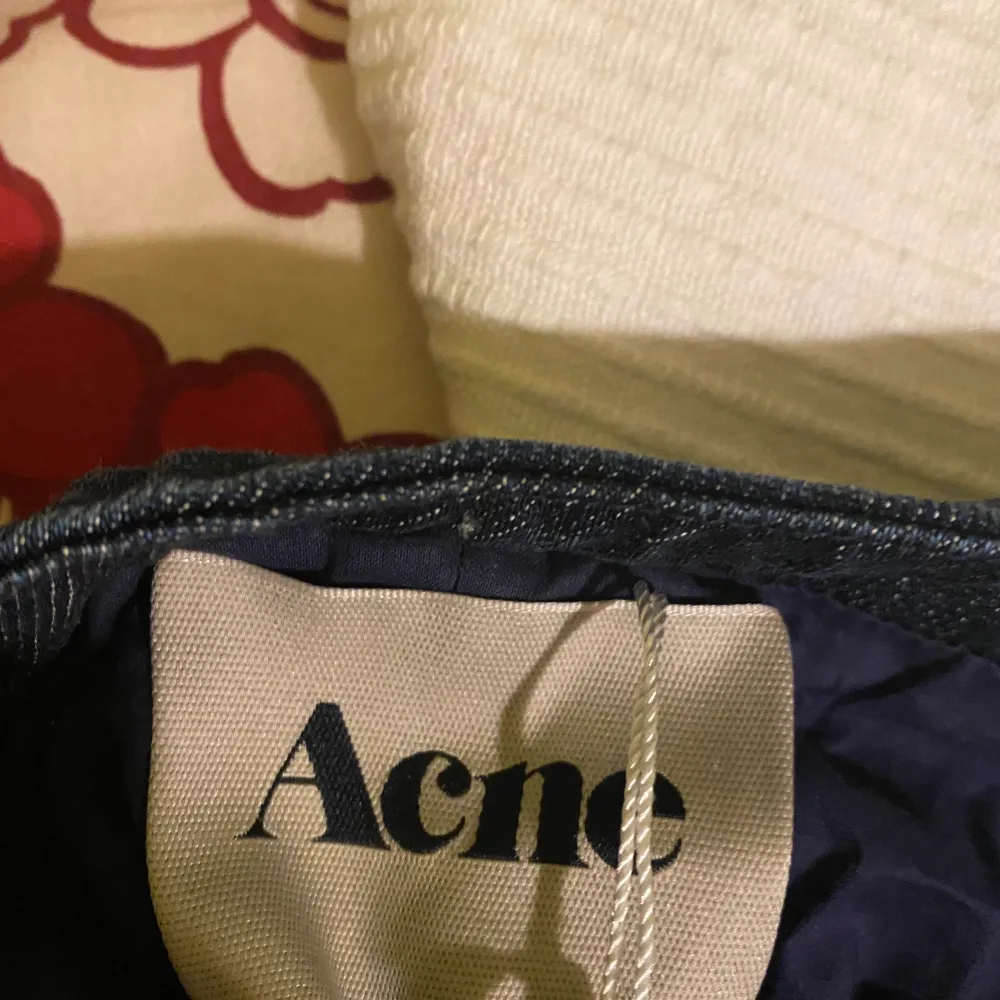 Säljer denna super fina jeans klänningen från Acne Studios. Den är i toppen skick och har inga defekter. Öppen i ryggen och storlek M. Skulle säga att den är liten i storleken och mer passar En S eller liten M. Hör av dig vid frågor eller funderingar!💕. Klänningar.