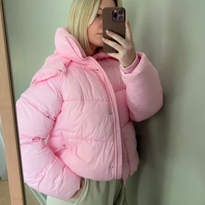 Rosa dunjacka  - Dunjacka från bikbok i otrolig rosa färg. Jättebra skick, använd 4-5 gånger. Går att justera i storlek och luvan är avtagbar. Skönaste jackan jag använt!!💘