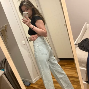 Raka jeans  - Tyvärr så är dom för korta på mig är 169cm storlek S köparen står för frakten❤️ har inte använt byxorna.