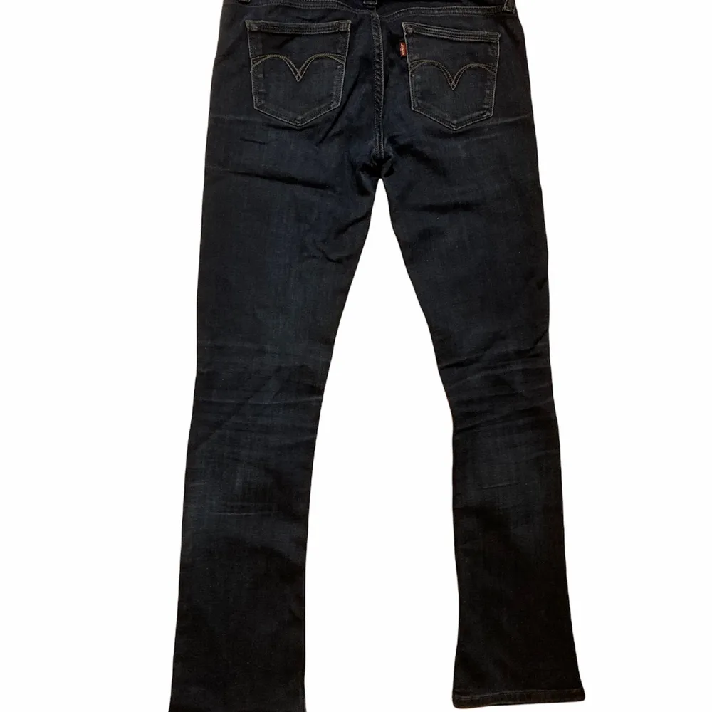 Ett par jättefina låg midjade Levis jeans i modellen Demi Curve som tyvärr inte kommer till användning.💗 Midjemått: 76cm Innerbenet: 75cm. Passar mig som är 166☺️. Jeans & Byxor.