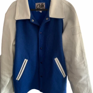 Blue bommul Vit Läder Varsity Jacka - Sitter snyggt, Bra kvalitet