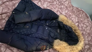Rockandblue jacka  - Marin blå rockandblue jacka. Finns ett litet hål under dragkedjan vid handen men inget som syns. Jackan är i storlek 38 och endast använd 1 vinter. Köpte jackan för 3800kr, säljer den för 1000kr. Om fler bilder önskas kan jag skicka privat.