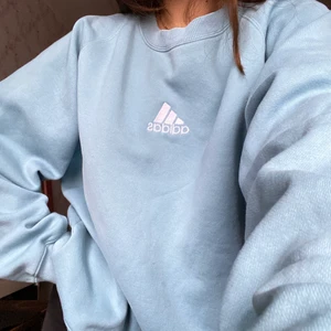 Adidas sweatshirt  - Jätte snygg adidas sweatshirt som är köpt från humana! Används tyvärr inte och säljer därför den! Det är en pytteliten fläck på framsidan som man inte märker. Har inte försökt att ta bort så vet inte riktigt om man kan ta bort den:/
