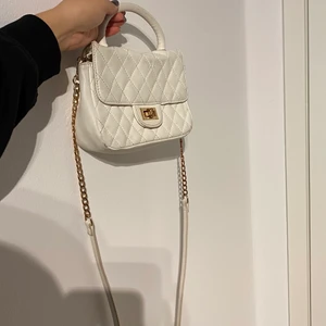 Snygg vit väska - Så snygg väska, väldigt använd men ser fortfarande bra ut. 