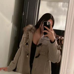 Beige kappa från Zara - (Ops! Inte riktig päls!) En varm och mysig kappa som inte bara värmer en på vintern utan den är också väldig modern och trendig! Köpte den för rätt länge sen så det går ej att köpa den igen man kappan är fortfarande i super bra skick och syns inte mycket att den har blivit använt. Skulle vara så fint med en klänning under eller bara med ett par jeans och en top. Köparen står för frakten!