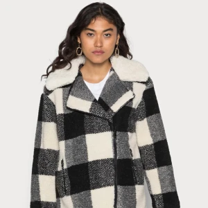 JDY bikerjacket i teddy - Aldrig använd. Lappen är kvar. Den är i storlek 38. Väldigt snygg men har en nästan likadan så har inte använt den. Den finns att hämta på Södermalm eller så kan den fraktas. Kan absolut mötas upp också:) Den är köpt på Färöarna för 650dk vilket motsvarar ungefär 900kr. Hör gärna av er om ni har frågor!:)