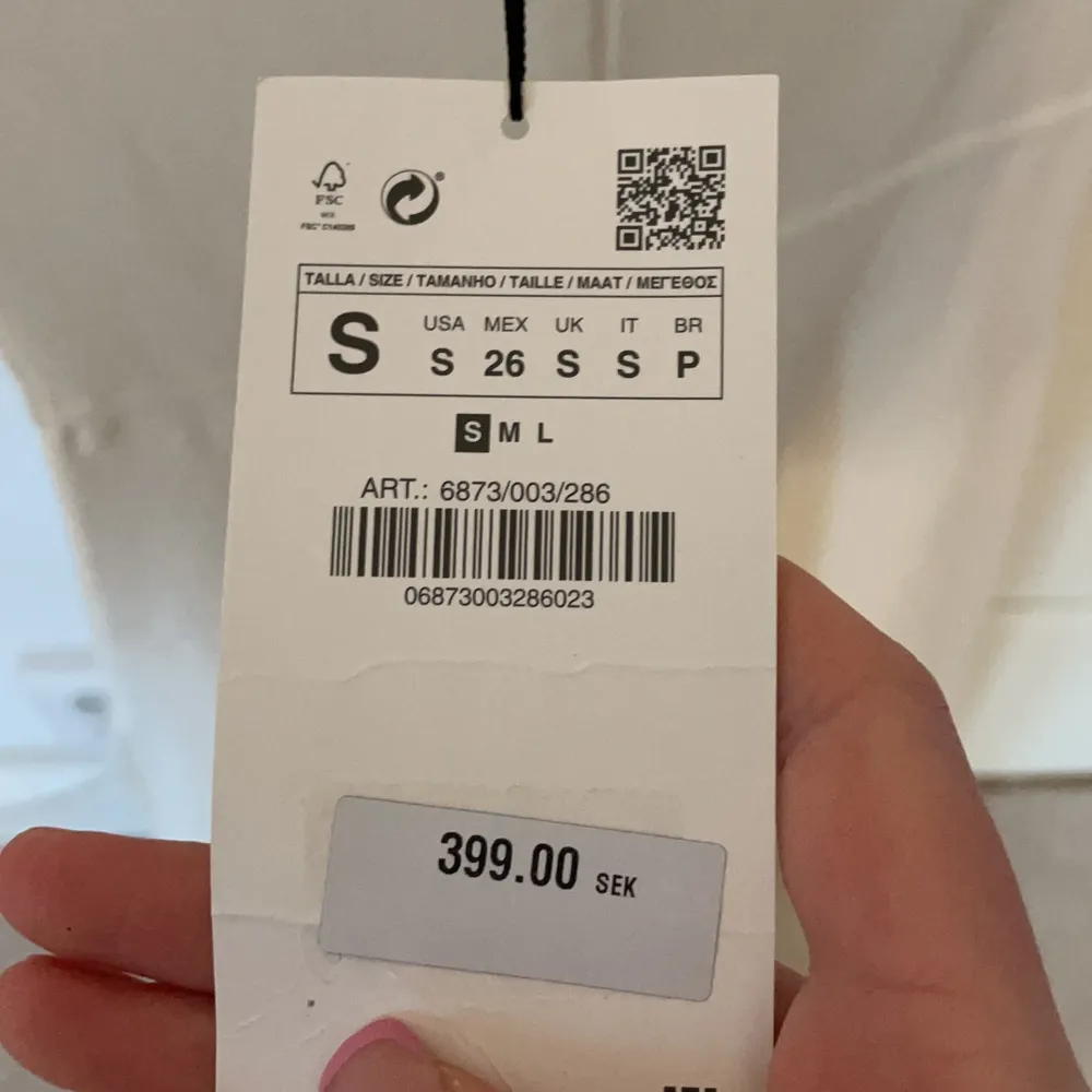 Säljer en vit klänning från Zara, helt oanvänd lappen kvar. Köpt för 399kr säljer för 299kr. Strl S. Perfekt till studenten 💕. Klänningar.