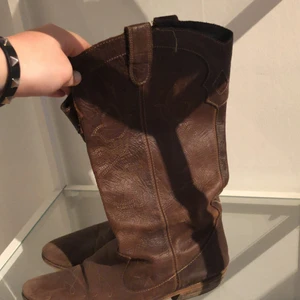 Trendiga cowboyboots  - Snygga boots med skinndetaljer, säljer pga att jag har för många par skor