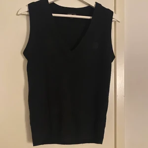 Svart stickad väst - Svart stickad väst. Inga tecken på använding, som ny. Snygg för sig själv men över en långärmad tröja. Storlek 34/36 eller XS/S.❗️Kan skickas med brev för ett billigare pris (ej spårbart)❗️